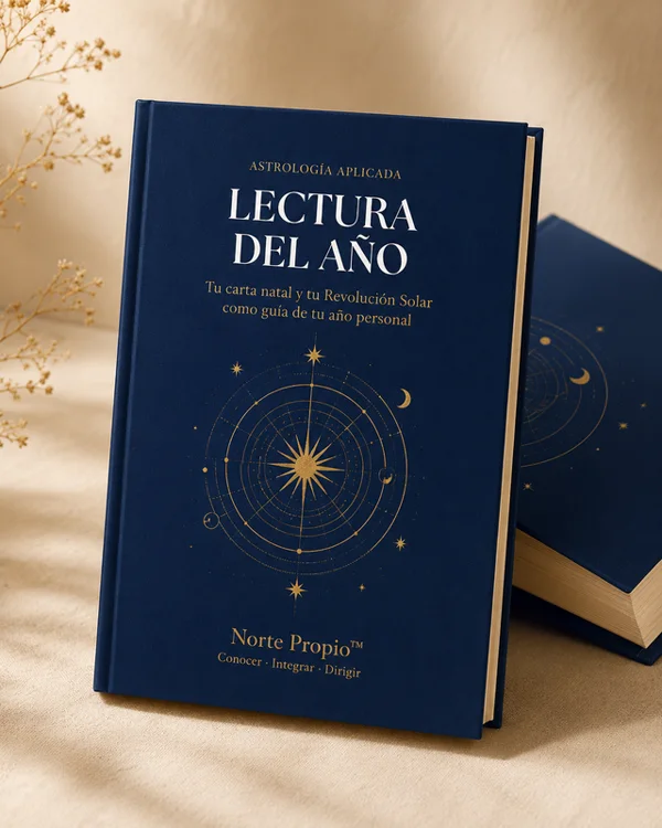Libro azul Lectura del Año con una rosa de los vientos dorada