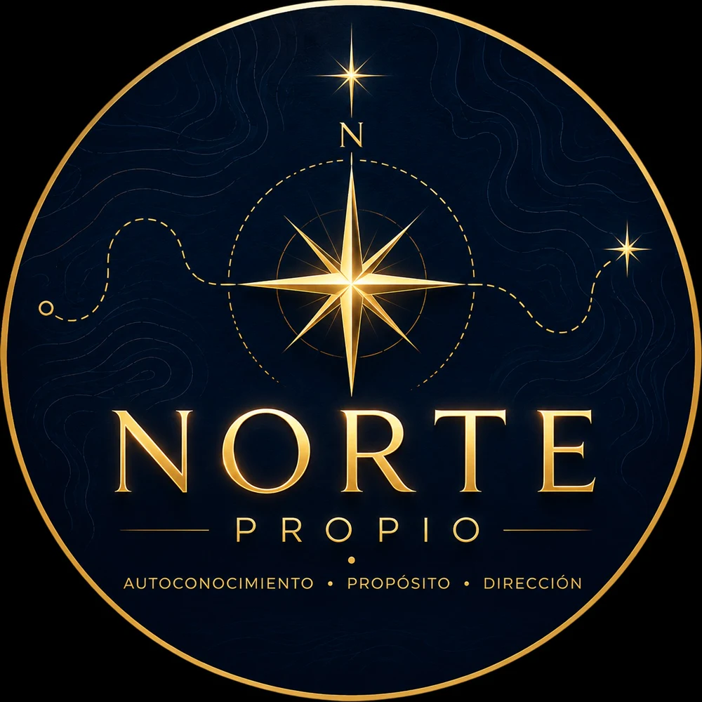 Logo de Norte Propio: una rosa de los vientos dorada sobre un mapa topográfico azul noche, con el lema Autoconocimiento, Propósito, Dirección